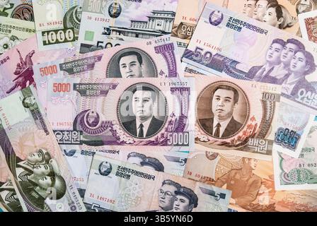 23. Juni 2022, Nordkorea: Zahlreiche nordkoreanische Won-Banknoten auf einem Tisch. (Bild: © Angel Garcia/ZUMA Press Wire) Stockfoto