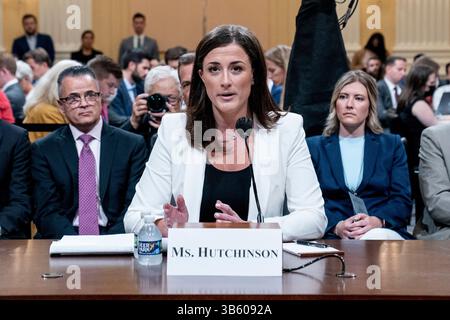 28. Juni 2022, Washington, District of Columbia, USA: Cassidy Hutchinson, Mark Meadows, ehemaliger Berater des Stabschefs des Weißen Hauses von Trump, sagt aus, dass das Auswahlkomitee, das den Angriff des US-Kapitols vom 6. Januar auf das US-Kapitol untersucht, am Dienstag, 28. Juni 2022 eine Anhörung im Kapitol in Washington abhält (Credit Image: © Andrew Harnik - Pool via CNP/CNP via ZUMA Press Wire) Stockfoto