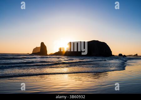 Die malerische Landschaft des hohen Meeres ist bei Sonnenuntergang am Bandon Beach an der Küste Oregons zu sehen Stockfoto
