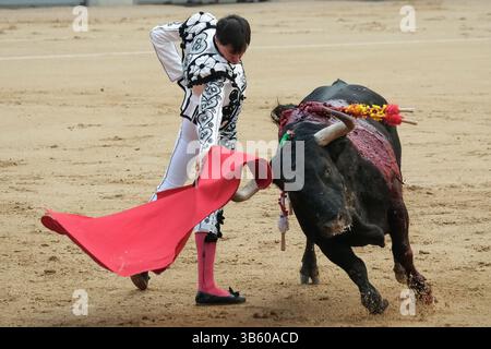 Madrid, Spanien. Mai 2025. Stierkämpfer Francisco Jose Espada während des Stierkampfes von Corrida de Toros Goyesca auf der Plaza de las Ventas in Madrid, 2. Mai 2025, Spanien (Foto: Oscar Gonzalez/SIPA USA) Credit: SIPA USA/Alamy Live News Stockfoto