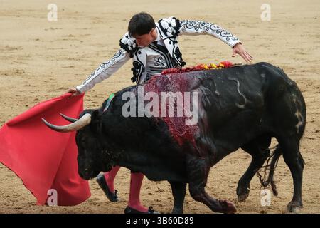 Madrid, Spanien. Mai 2025. Stierkämpfer Francisco Jose Espada während des Stierkampfes von Corrida de Toros Goyesca auf der Plaza de las Ventas in Madrid, 2. Mai 2025, Spanien (Foto: Oscar Gonzalez/SIPA USA) Credit: SIPA USA/Alamy Live News Stockfoto