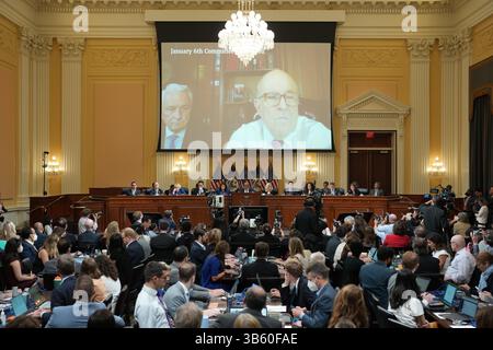 12. Juli 2022, Washington, District of Columbia, USA: POOL REMOTE – Ein Video von Rudy Giuliani wird auf einem Bildschirm gezeigt, während das House Select Committee die attackâ Anhörung am 6. Januar auf Capitol Hill untersucht, Dienstag, 12. Juli 2022 (Credit Image: © Doug Mills - Pool via CNP/CNP via ZUMA Press Wire) Stockfoto