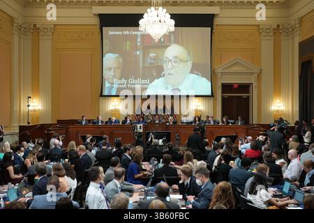 12. Juli 2022, Washington, District of Columbia, USA: POOL REMOTE – Ein Video von Rudy Giuliani wird auf einem Bildschirm gezeigt, während das House Select Committee die attackâ Anhörung am 6. Januar auf Capitol Hill untersucht, Dienstag, 12. Juli 2022 (Credit Image: © Doug Mills - Pool via CNP/CNP via ZUMA Press Wire) Stockfoto
