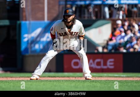11. Juni 2022 San Francisco CA, USA San Francisco Shortstop Brandon Crawford (35) auf Basis während des MLB-Spiels zwischen den Los Angeles Dodgers und den San Francisco Giants im Oracle Park San Francisco Kalifornien Thurman James/CSM (Foto: © Thurman James/CSM via ZUMA Press Wire) Stockfoto