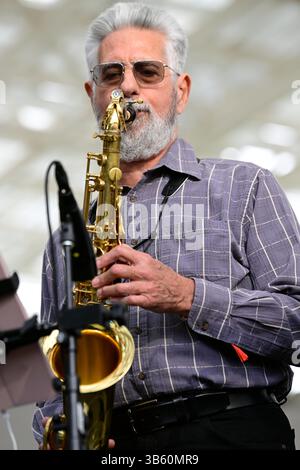 26. April 2025: Tenorsaxophonspieler MARK 'KAZ'' KAZANOFF von The Texas Horns tritt als Teil des 50. Jahrestages der Antone Allstars beim 3. Jährlichen Austin Blues Festival am 26. April 2025 im Moody Amphitheater im Waterloo Park in Austin, Texas auf. (Kreditbild: © Tom Walko/ZUMA Press Wire) NUR REDAKTIONELLE VERWENDUNG! Nicht für kommerzielle ZWECKE! Stockfoto