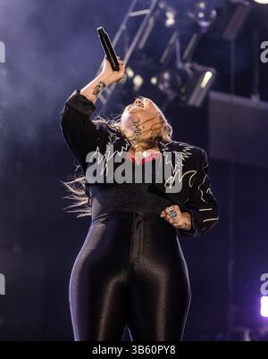12. Juni 2022, Nashville, TN, USA: Elle King tritt am 4. Tag des CMA FEST 2022 im Nissan Stadium am 12. Juni 2022 in Nashville, Tennessee auf. (Kreditbild: © imageSPACE via ZUMA Press Wire) Stockfoto