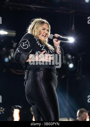 12. Juni 2022, Nashville, TN, USA: Elle King tritt am 4. Tag des CMA FEST 2022 im Nissan Stadium am 12. Juni 2022 in Nashville, Tennessee auf. (Kreditbild: © imageSPACE via ZUMA Press Wire) Stockfoto