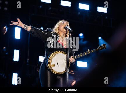 12. Juni 2022, Nashville, TN, USA: Elle King tritt am 4. Tag des CMA FEST 2022 im Nissan Stadium am 12. Juni 2022 in Nashville, Tennessee auf. (Kreditbild: © imageSPACE via ZUMA Press Wire) Stockfoto