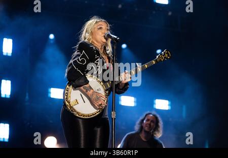 12. Juni 2022, Nashville, TN, USA: Elle King tritt am 4. Tag des CMA FEST 2022 im Nissan Stadium am 12. Juni 2022 in Nashville, Tennessee auf. (Kreditbild: © imageSPACE via ZUMA Press Wire) Stockfoto