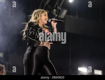 12. Juni 2022, Nashville, TN, USA: Elle King tritt am 4. Tag des CMA FEST 2022 im Nissan Stadium am 12. Juni 2022 in Nashville, Tennessee auf. (Kreditbild: © imageSPACE via ZUMA Press Wire) Stockfoto