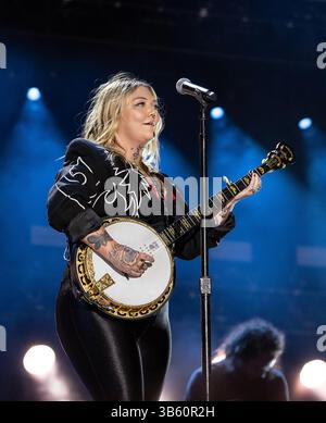12. Juni 2022, Nashville, TN, USA: Elle King tritt am 4. Tag des CMA FEST 2022 im Nissan Stadium am 12. Juni 2022 in Nashville, Tennessee auf. (Kreditbild: © imageSPACE via ZUMA Press Wire) Stockfoto