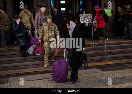 12. März 2022, Lemberg, Ukraine: Ein Soldat trägt Gepäck beim Verlassen des Bahnhofs in Lemberg, Ukraine am 12. März 2022. Um gegen die russischen Streitkräfte vorzugehen, die am 24. Februar in die Ukraine einmarschierten, œinternationalâ wurde eine â€-Legion ausländischer Kämpfer gebildet, die zusammen mit den Ureinwohnern der Ukraine kämpfen sollten. (Bild: © Daniel Carde/ZUMA Press Wire) Stockfoto