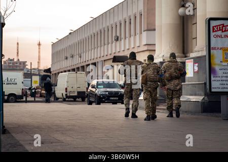 12. März 2022, Lemberg, Ukraine: Soldaten patrouillieren am 12. März 2022 auf dem Bahnhof in Lemberg, Ukraine. Um gegen die russischen Streitkräfte vorzugehen, die am 24. Februar in die Ukraine einmarschierten, wurde eine Ã¢â‚¬Å„internationalÃ¢â‚¬Â-Legion ausländischer Kämpfer geschaffen, die zusammen mit den Ureinwohnern der Ukraine kämpfen. (Bild: © Daniel Carde/ZUMA Press Wire) Stockfoto
