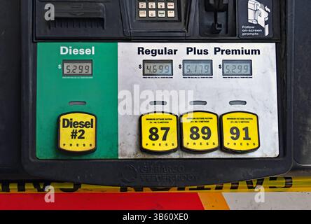 14. Juni 2022, Emporia, Kansas, USA: Aktuelle Benzin- und Dieselpreise auf den Kraftstoffpumpen im Flying J Travel Center und Truck Stop. Die Pumpe zeigt, dass fast 100 Dollar für den Pick-up-Truck aufgefüllt werden. (Bild: © Mark Reinstein/ZUMA Press Wire) Stockfoto