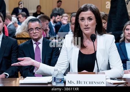 28. Juni 2022, Washington, District of Columbia, USA: CASSIDY HUTCHINSON, der ehemalige Stabschef von Trump im Weißen Haus, MARK MEADOWS, sagt aus, dass das Auswahlkomitee des Hauses, das den Angriff vom 6. Januar auf das US-Kapitol untersucht, weiterhin seine Ergebnisse einer einjährigen Untersuchung im Kapitol enthüllt. (Foto: © Andrew Harnik/POOL/CNP via ZUMA Press Wire) Stockfoto
