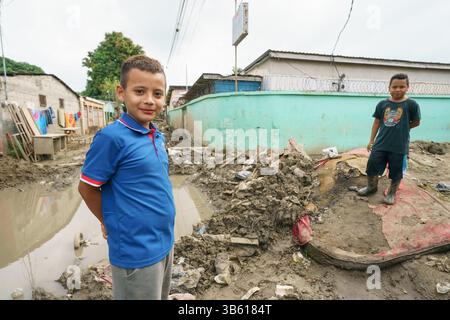 20. Januar 2021, Bellingham, Washington, USA: DAVID ARGUETTA und ANGELO RAMOS stehen auf Schlamm und Trümmern vor der Pablo Portillo Primary School in Barrio Chamelecâ€”n, einem Viertel von San Pedro Sula, Honduras. Zwei Monate nachdem die Hurrikane ETA und IOTA zu massiven Überschwemmungen in Gemeinden entlang des Chamelecâ-Flusses geführt hatten, wurden beim Wiederaufbau von Häusern oder bei der Wiederherstellung grundlegender Dienstleistungen kaum Fortschritte erzielt. (Bild: © Gregg Brekke/ZUMA Press Wire) Stockfoto
