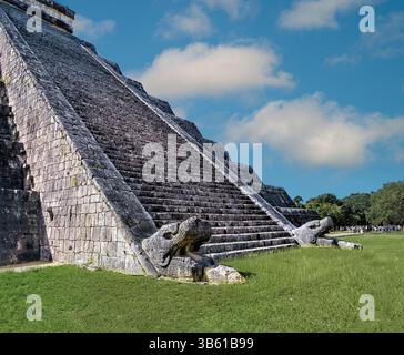 Gefiederte Schlangenskulpturen am Fuß einer Treppe von El Castillo (Tempel des Kukulcan) in Chichen Itza, Mexiko. El Castillo diente als Tempel Stockfoto