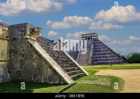 Plattform der Venus und El Castillo Pyramide auf der Gradnd plaza in Chichen Itza Stockfoto