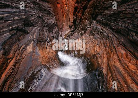 The Chute, der niedrigste Wasserfall in der Hancock Gorge. Stockfoto