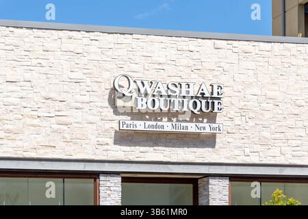 Schild mit dem Qwashae Boutique Store über dem Eingang. Pearland, Texas, USA Stockfoto