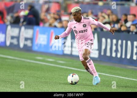 30. April 2022; Foxborough, MA, USA; Inter Miami Mittelfeldspieler Emerson Rodr’guez (25) dribbelt während eines MLS-Spiels zwischen Inter Miami FC und New England Revolution im Gillette Stadium. Anthony Nesmith/CSM(Kreditbild: Stockfoto