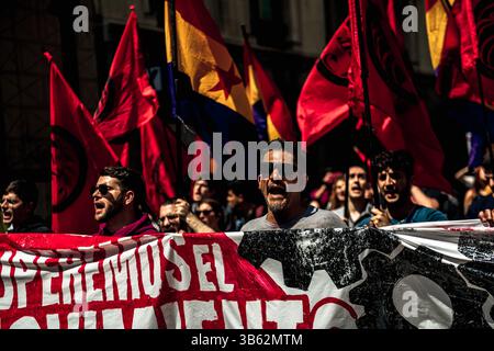 1. Mai 2022, Barcelona, Katalonien, Spanien: Demonstranten der 'Frente Obrero' (Arbeiter aus der Ferne) schreien Parolen, während sie gegen die ArbeiterInnenklasse protestieren, die am Arbeitstag durch Barcelona marschiert. (Foto: © Matthias Oesterle/ZUMA Press Wire) Stockfoto