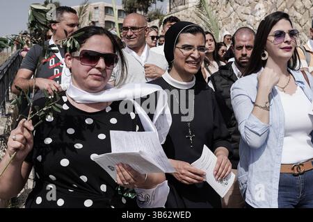 10. April 2022, Jerusalem, Israel: Tausende christlicher Pilger feiern den Palmsonntag, der vom Ölberg in Richtung biblisches Jerusalem herabsteigt, während sie den Spuren Jesu folgen. Die Prozession begann an der Bethphage-Kirche aus dem 4. Jahrhundert, an den östlichen Hängen des Ölbergs, traditionell der Ort, an dem Jesus seinen triumphalen Einzug in Jerusalem begann, stieg auf den Gipfel und ging dann nach Westen hinunter nach Gethsemane, zum Lionsâ-Tor und zur Kirche St. Anna. (Bild: © Nir Alon/ZUMA Press Wire) Stockfoto