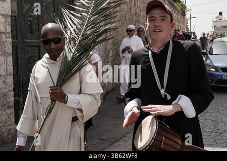 10. April 2022, Jerusalem, Israel: Tausende christlicher Pilger feiern den Palmsonntag, der vom Ölberg in Richtung biblisches Jerusalem herabsteigt, während sie den Spuren Jesu folgen. Die Prozession begann in der Bethphage-Kirche aus dem 4. Jahrhundert, an den östlichen Hängen des Ölberges, traditionell der Ort, an dem Jesus seinen triumphalen Einzug nach Jerusalem begann. (Bild: © Nir Alon/ZUMA Press Wire) Stockfoto