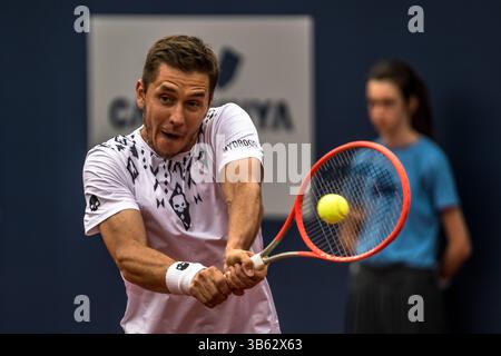 19. April 2022, Barcelona, Katalonien, Spanien: EGOR GERASIMOV (BLR) kehrt den Ball in Runde 2 der Barcelona Open Banc Sabadell 2022 an Cameron Norrie (GBR) zurück. (Foto: © Matthias Oesterle/ZUMA Press Wire) Stockfoto