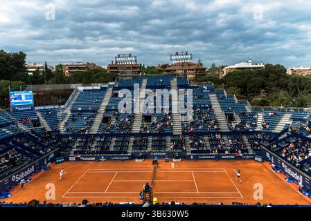 19. April 2022, Barcelona, Katalonien, Spanien: CAMERON NORRIE (GBR) gibt den Ball in Runde 2 der 'Barcelona Open Banc Sabadell' 2022 an Egor Gerasimov (BLR) zurück. (Foto: © Matthias Oesterle/ZUMA Press Wire) Stockfoto