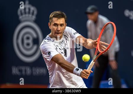 19. April 2022, Barcelona, Katalonien, Spanien: EGOR GERASIMOV (BLR) kehrt den Ball in Runde 2 der Barcelona Open Banc Sabadell 2022 an Cameron Norrie (GBR) zurück. (Foto: © Matthias Oesterle/ZUMA Press Wire) Stockfoto