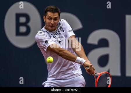 19. April 2022, Barcelona, Katalonien, Spanien: EGOR GERASIMOV (BLR) kehrt den Ball in Runde 2 der Barcelona Open Banc Sabadell 2022 an Cameron Norrie (GBR) zurück. (Foto: © Matthias Oesterle/ZUMA Press Wire) Stockfoto