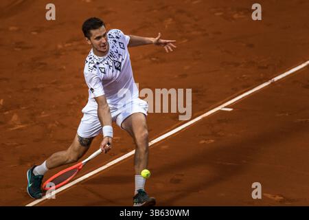 19. April 2022, Barcelona, Katalonien, Spanien: EGOR GERASIMOV (BLR) kehrt den Ball in Runde 2 der Barcelona Open Banc Sabadell 2022 an Cameron Norrie (GBR) zurück. (Foto: © Matthias Oesterle/ZUMA Press Wire) Stockfoto