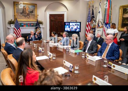 23. Juli 2022, Washington, District of Columbia, USA: US-Präsident Joe Biden spricht während eines Treffens mit Gouverneuren, Gewerkschaftsführern und privaten Unternehmen, die die Federal-State Offshore Wind Implementation Partnership im Roosevelt Room des Weißen Hauses ins Leben rufen. (Bild: © Shawn thew-POOL/CNP via ZUMA Press Wire) Stockfoto