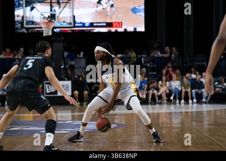 12. Juni 2022, Edmonton, Alberta, Kanada: MARLON JOHNSON (11) von den Edmonton Stingers in Aktion mit DAVID MUENKAT (5) von den Scarborough Shooting Stars sieht während eines regulären Saisonspiels an, bei dem die Edmonton Stingers die Scarborough Shooting Stars im Edmonton Expo Centre in Edmonton, Alberta, ausrichteten. (Kreditbild: © Matthew Helfrich/ZUMA Press Wire) Stockfoto