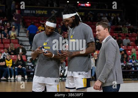12. Juni 2022, Edmonton, Alberta, Kanada: MARLON JOHNSON (11) und MATHIEU KAMBA (10) von den Edmonton Stingers erhalten ihre Meisterschaftsringe vom Edmonton Stingers President REED CLARKE, bevor sie einen Tipp abgeben, als die Edmonton Stinger die Scarborough Shooting Stars im Edmonton Expo Centre in Edmonton, Alberta, ausrichteten. (Kreditbild: © Matthew Helfrich/ZUMA Press Wire) Stockfoto