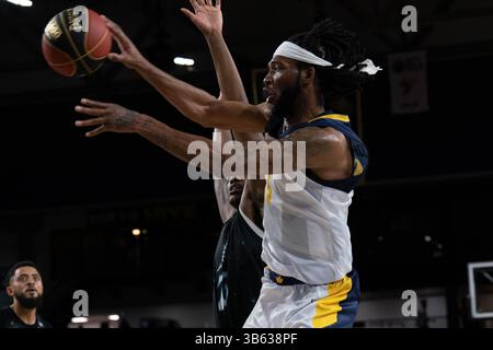 12. Juni 2022, Edmonton, Alberta, Kanada: MARLON JOHNSON (11) von den Edmonton Stingers hat den Ball gut verteidigt, während eines regulären Saisonspiels, in dem die Edmonton Stingers die Scarborough Shooting Stars im Edmonton Expo Centre in Edmonton, Alberta, ausrichteten. (Kreditbild: © Matthew Helfrich/ZUMA Press Wire) Stockfoto