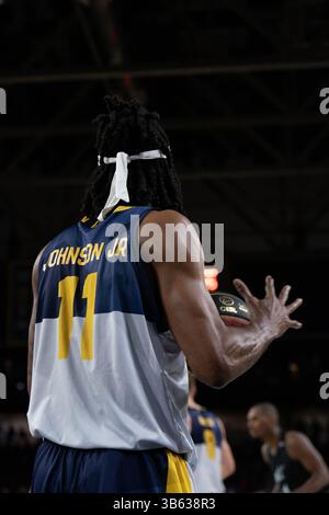 12. Juni 2022, Edmonton, Alberta, Kanada: MARLON JOHNSON (11) von den Edmonton Stingers stürmt den Ball während eines regulären Saisonspiels ein, bei dem die Edmonton Stingers die Scarborough Shooting Stars im Edmonton Expo Centre in Edmonton, Alberta, ausrichteten. (Kreditbild: © Matthew Helfrich/ZUMA Press Wire) Stockfoto
