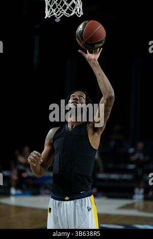 12. Juni 2022, Edmonton, Alberta, Kanada: MARLON JOHNSON (11) von The Edmonton Stingers wärmt sich auf. Die Edmonton Stingers veranstalteten die Scarborough Shooting Stars im Edmonton Expo Centre in Edmonton, Alberta. (Kreditbild: © Matthew Helfrich/ZUMA Press Wire) Stockfoto