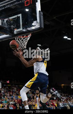 12. Juni 2022, Edmonton, Alberta, Kanada: MARLON JOHNSON (11) von den Edmonton Stingers versucht während eines regulären Saisonspiels, in dem die Edmonton Stingers die Scarborough Shooting Stars im Edmonton Expo Centre in Edmonton, Alberta, ausrichteten, eine Lay-Up-Veranstaltung. (Kreditbild: © Matthew Helfrich/ZUMA Press Wire) Stockfoto
