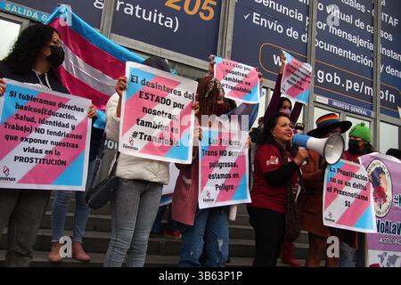 30. Juni 2022, Lima, Lima, Peru: Transgender-Frauen aus der LGBT-Gemeinschaft und Sympathisanten halten einen Sit-in vor der Staatsanwaltschaft, um gegen die mangelnde Sicherheit und die Aggression und Erpressung zu protestieren, deren Opfer sie von Zuhältern sind. Am 29. Juni wurde Sharon in der Innenstadt von Lima erschossen, weil er Zuhältern keinen Schutz gewährt hatte. (Bild: © Carlos Garcia Granthon/ZUMA Press Wire) Stockfoto