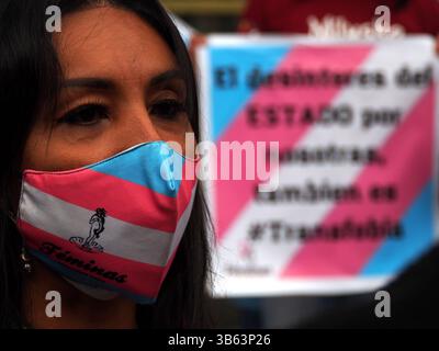 30. Juni 2022, Lima, Peru: Eine Transgender-Frau aus der LGBT-Gemeinschaft demonstriert vor der Staatsanwaltschaft, um gegen die mangelnde Sicherheit und die Aggression und Erpressung zu protestieren, deren Opfer Zuhälter sind. Am 29. Juni wurde Sharon in der Innenstadt von Lima erschossen, weil er Zuhältern keinen Schutz gewährt hatte. (Bild: © Carlos Garcia Granthon/ZUMA Press Wire) Stockfoto