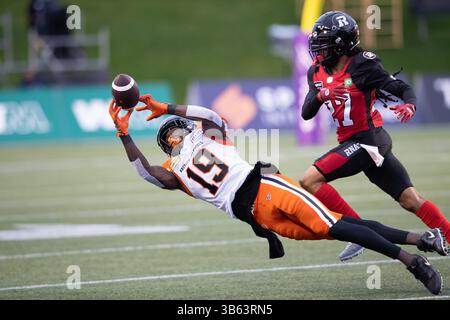 30. Juni 2022: BC Lions Wide Receiver Dominique Rhymes (19) streckt sich aus, um einen Pass zu fangen, während Ottawa Redblacks Defensivverteidiger Sherrod Baltimore (27) während des CFL-Spiels zwischen BC Lions und Ottawa Redblacks im TD Place Stadium in Ottawa, Kanada, verteidigt. Daniel Lea/CSM. (Foto: © Daniel Lea/CSM via ZUMA Press Wire) Stockfoto