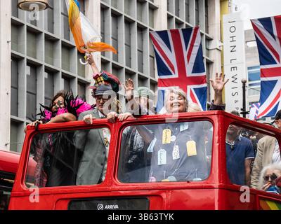 Juli 2022, London, England, Vereinigtes Königreich: London City Centre, Vereinigtes Königreich, 1. Juli 2022. Mitglieder der historischen Gay Liberation Front (1970–1973), die vor fünfzig Jahren den ersten Gay Pride in London organisierte, nehmen an der Reclaim Pride-Demo Teil, einem Tag vor dem offiziellen Pride. Mindestens zweitausend Demonstranten marschierten anlässlich des 50. Jahrestages der ersten Prideâ-œthe UKâ-â-tomorrowâ-de-de-de, um die Aufmerksamkeit auf die strukturellen Ungerechtigkeiten zu lenken, denen LGBTQ+-Menschen weiterhin ausgesetzt sind, selbst bei den fälschlicherweise begrüßenden kommerziellen Pride-Paraden. Sie protestieren gegen die Transformation von Londonâ-Pride in n Stockfoto