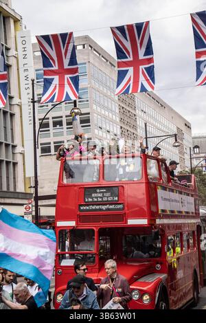 Juli 2022, London, England, Vereinigtes Königreich: London City Centre, Vereinigtes Königreich, 1. Juli 2022. Mitglieder der historischen Gay Liberation Front (1970–1973), die vor fünfzig Jahren den ersten Gay Pride in London organisierte, nehmen an der Reclaim Pride-Demo Teil, einem Tag vor dem offiziellen Pride. Mindestens zweitausend Demonstranten marschierten anlässlich des 50. Jahrestages der ersten Prideâ-œthe UKâ-â-tomorrowâ-de-de-de, um die Aufmerksamkeit auf die strukturellen Ungerechtigkeiten zu lenken, denen LGBTQ+-Menschen weiterhin ausgesetzt sind, selbst bei den fälschlicherweise begrüßenden kommerziellen Pride-Paraden. Sie protestieren gegen die Transformation von Londonâ-Pride in n Stockfoto