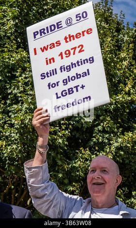 Juli 2022, London, England, Vereinigtes Königreich: London City Centre, Vereinigtes Königreich, 1. Juli 2022. Mitglieder der historischen Gay Liberation Front (1970–1973), die vor fünfzig Jahren den ersten Gay Pride in London organisierte, nehmen an der Reclaim Pride-Demo Teil, einem Tag vor dem offiziellen Pride. Mindestens zweitausend Demonstranten marschierten anlässlich des 50. Jahrestages der ersten Prideâ-œthe UKâ-â-tomorrowâ-de-de-de, um die Aufmerksamkeit auf die strukturellen Ungerechtigkeiten zu lenken, denen LGBTQ+-Menschen weiterhin ausgesetzt sind, selbst bei den fälschlicherweise begrüßenden kommerziellen Pride-Paraden. Sie protestieren gegen die Transformation von Londonâ-Pride in n Stockfoto