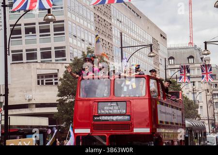 Juli 2022, London, England, Vereinigtes Königreich: London City Centre, Vereinigtes Königreich, 1. Juli 2022. Mitglieder der historischen Gay Liberation Front (1970–1973), die vor fünfzig Jahren den ersten Gay Pride in London organisierte, nehmen an der Reclaim Pride-Demo Teil, einem Tag vor dem offiziellen Pride. Mindestens zweitausend Demonstranten marschierten anlässlich des 50. Jahrestages der ersten Prideâ-œthe UKâ-â-tomorrowâ-de-de-de, um die Aufmerksamkeit auf die strukturellen Ungerechtigkeiten zu lenken, denen LGBTQ+-Menschen weiterhin ausgesetzt sind, selbst bei den fälschlicherweise begrüßenden kommerziellen Pride-Paraden. Sie protestieren gegen die Transformation von Londonâ-Pride in n Stockfoto