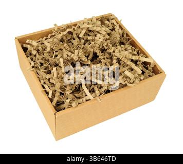 Pappkarton gefüllt mit zerkleinerten Papierstreifen-Verpackungsmaterial in Zickzack-Form Stockfoto