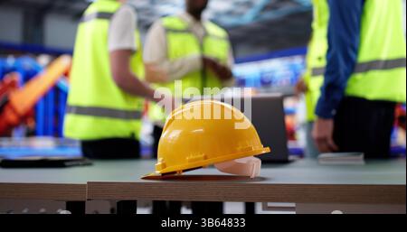 Ein Technischer Mitarbeiter Mit Einem Kunststoffhelm Sorgt Für Sicherheit Bei Der Arbeit In Der Industrie Stockfoto