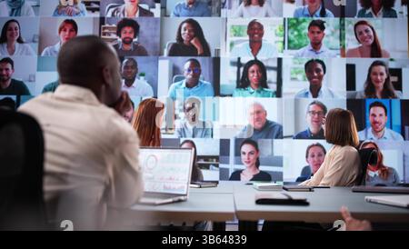 Vielbeschäftigte Fachleute Arbeiten Virtuell An Einer Multikulturellen Business Video Conference Zusammen Stockfoto